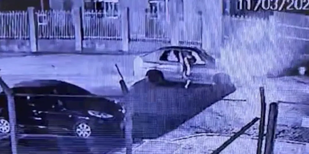 Nas imagens é possível ver os pais da criança chegando em um veículo e entregando o bebê para um dos agentes que sai da viatura e imediatamente inicia a 'Manobra de Heimlich'.