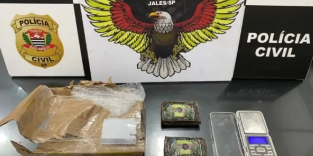 Com ele foram localizadas 200 gramas de haxixe, divididas em porções, avaliadas em R$ 7 mil e uma balança de precisão