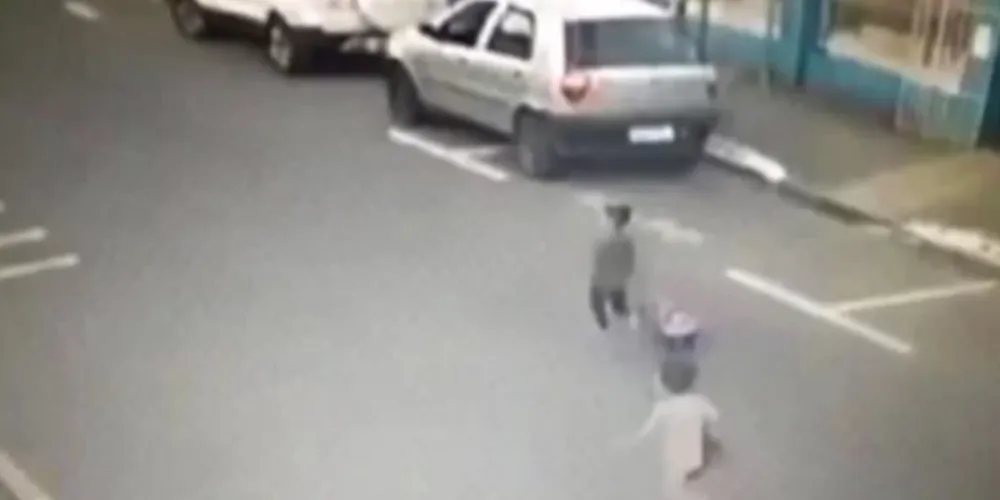 Uma das crianças afirmou que sabia onde morava e que estava levando o amigo a sua casa