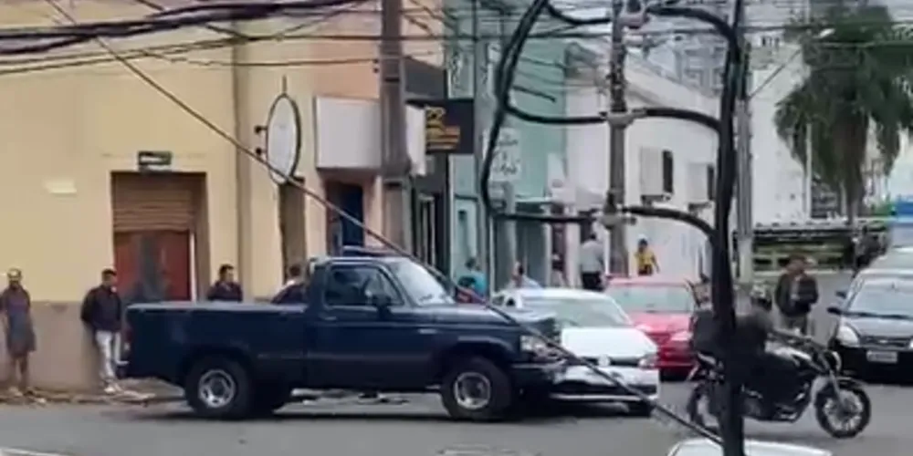 Um acidente foi registrado no cruzamento na manhã desta sexta-feira (22)