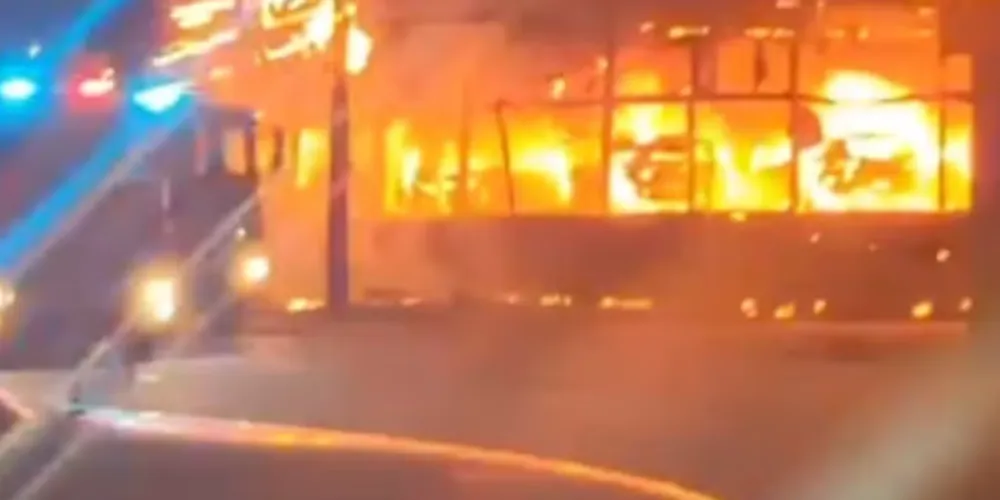 O telhado da estrutura também foi danificado