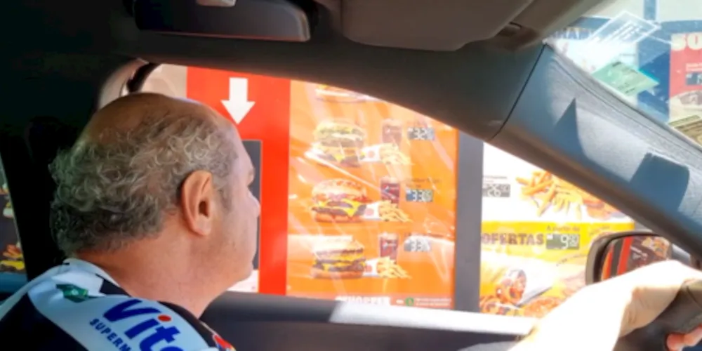 João Barbiero foi até o restaurante da rede, na avenida Balduíno Taques, e mostrou sua calvície, para conferir se a promoção realmente funciona