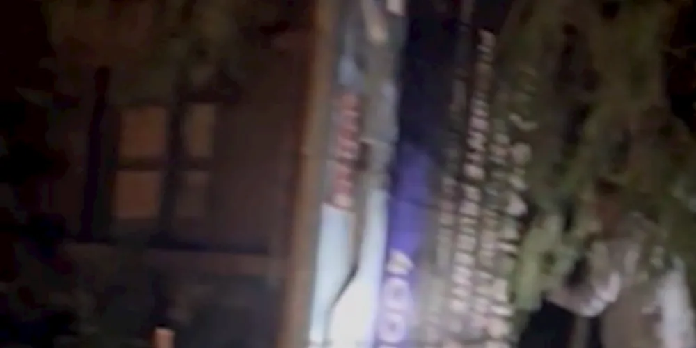 O ônibus tombou às margens da via