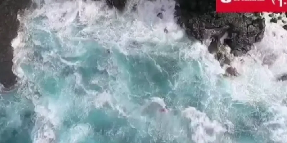 As imagens mostram que o mar estava bastante agitado durante o resgate