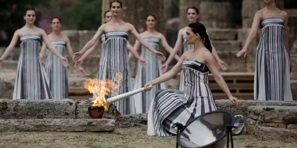 Chama olímpica é acesa na Grécia
