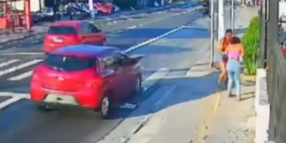 Ela ainda consegue andar e entrar no estacionamento de um estabelecimento, mas logo depois cai ferida no chão