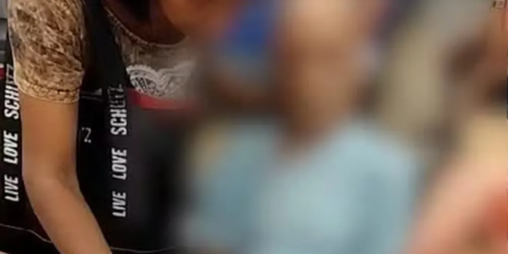 Mulher leva homem morto em cadeira de rodas para sacar empréstimo em agência bancária