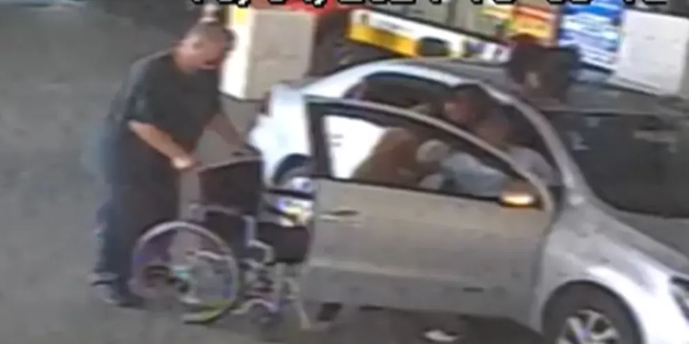 O homem e a mulher não foram deixados na agência bancária, porque o acesso de veículos é proibido no local