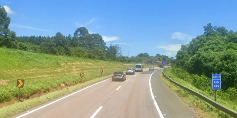 Uma das faixas da rodovia está interditada