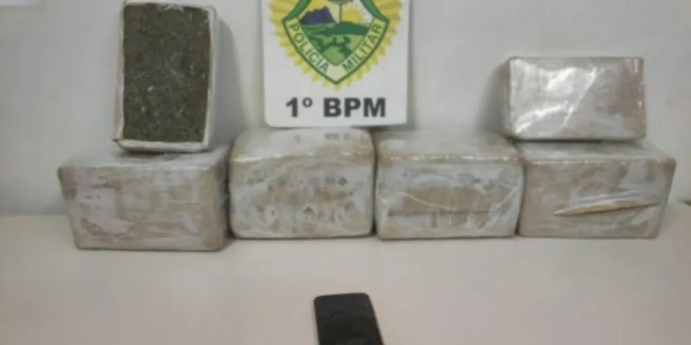 Além das drogas, o celular da envolvida também foi apreendido