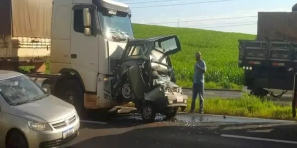 Automóvel ficou completamente destruído no acidente