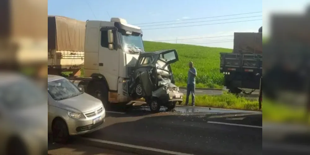 Automóvel ficou completamente destruído no acidente