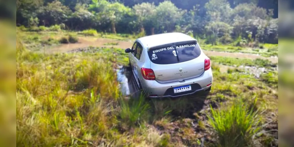 O carro foi encontrado em um matagal