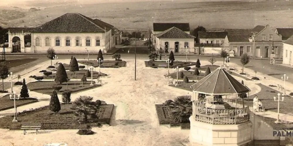 Praça central da cidade, ainda no início do século XX