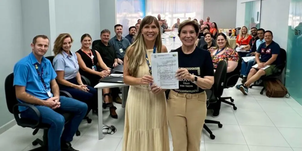 Tônia Mansani e  Elizabeth Schmidt na sede da Casa da Indústria