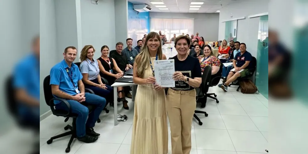 Tônia Mansani e  Elizabeth Schmidt na sede da Casa da Indústria