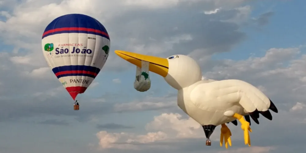 À direita o balão de ar quente no formato de uma cegonha