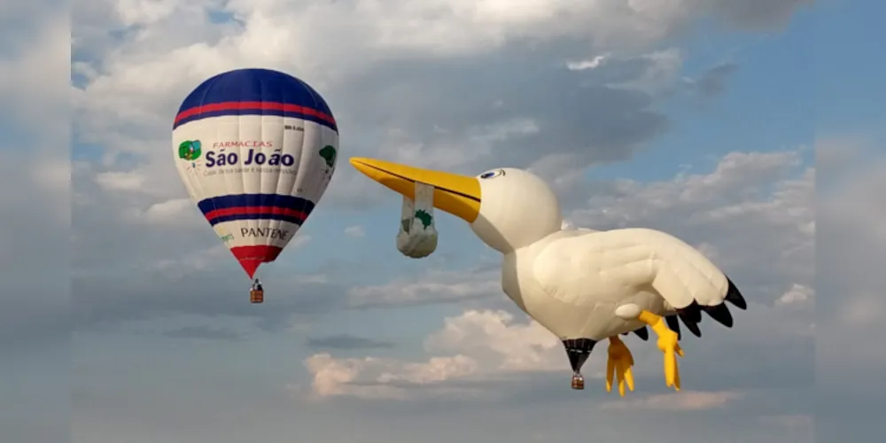 À direita o balão de ar quente no formato de uma cegonha