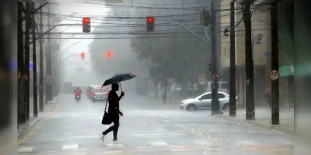 Alerta laranja para temporais e chuva forte nesta sexta-feira (08)