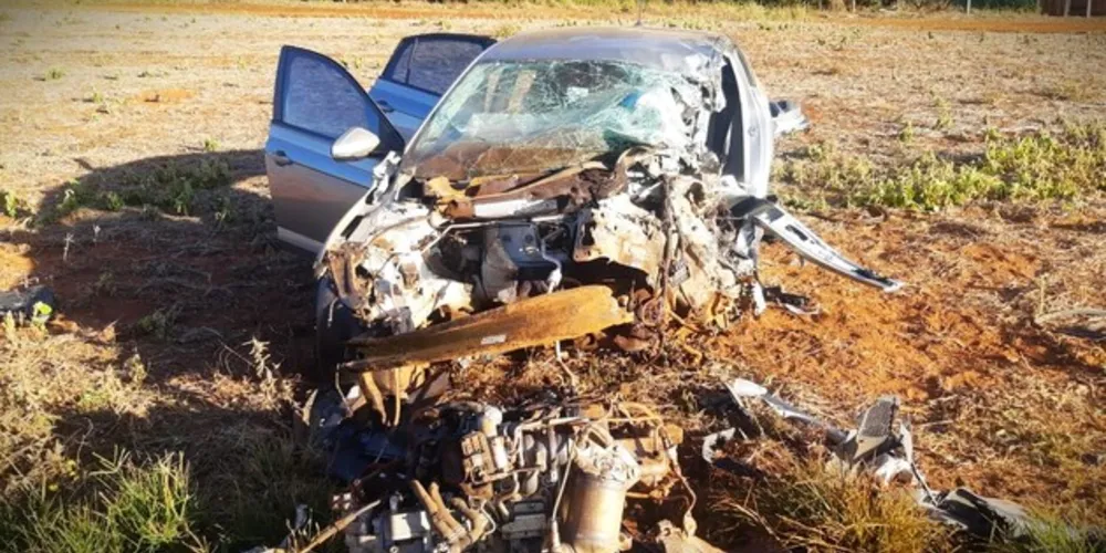 Veículo ficou destruído com a colisão frontal