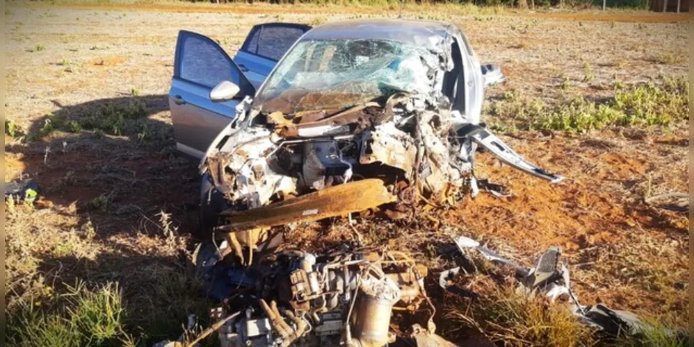 Veículo ficou destruído com a colisão frontal