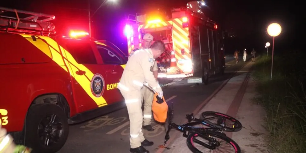Agentes do Corpo de Bombeiros retiraram a vítima do córrego