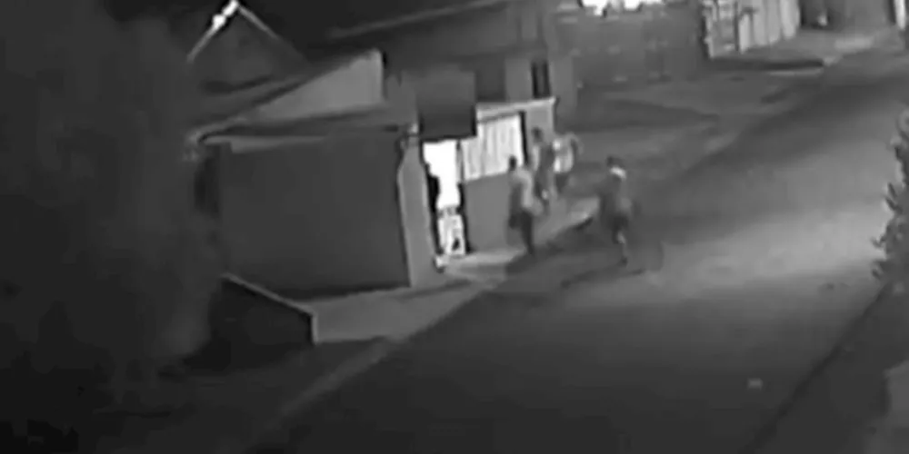 Vídeo mostra ação dos suspeitos de efetuarem os disparos
