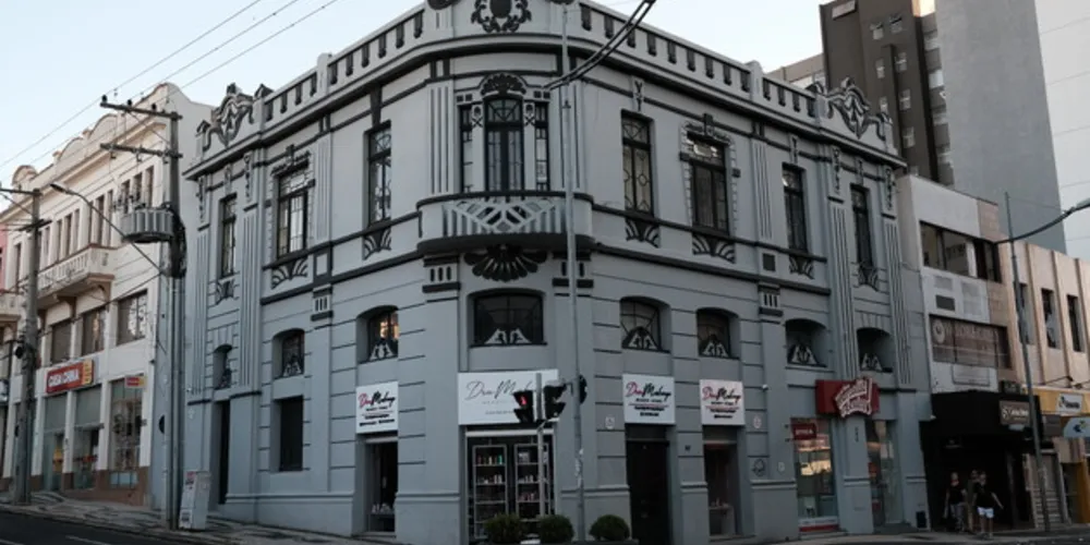 Em Ponta Grossa, há diversos imóveis com este ornamento, reconhecido como “um dos aspectos mais brasileiros das artes visuais”, porém, ainda sem mapeamento