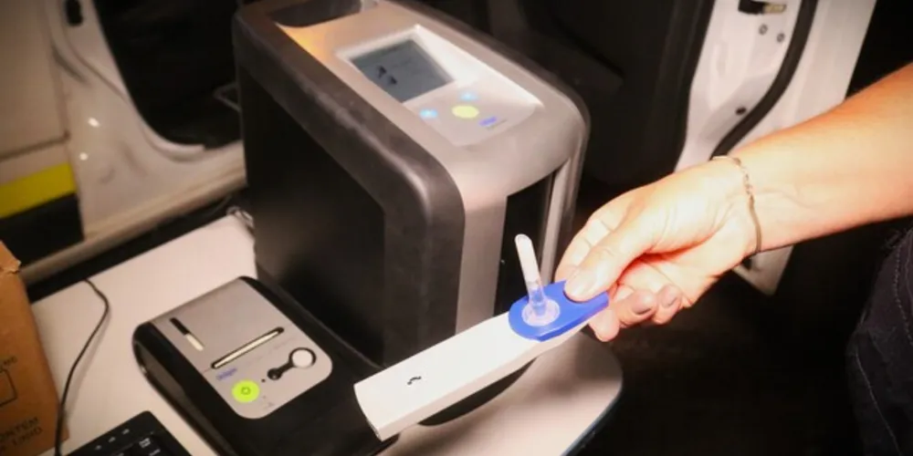 Agentes de segurança fazem os testes através da saliva dos motoristas