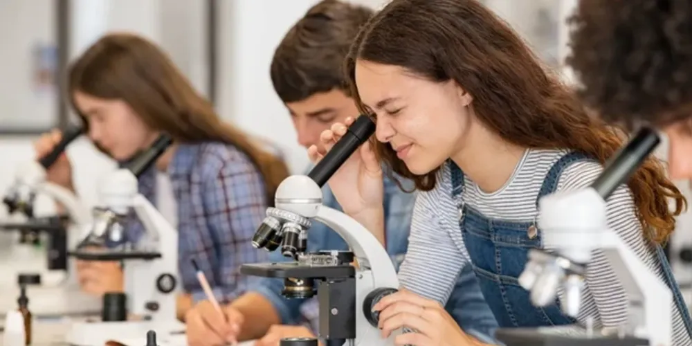A habilitação do estudante elegível ao Pé-de-Meia será realizada mediante cruzamento de informações