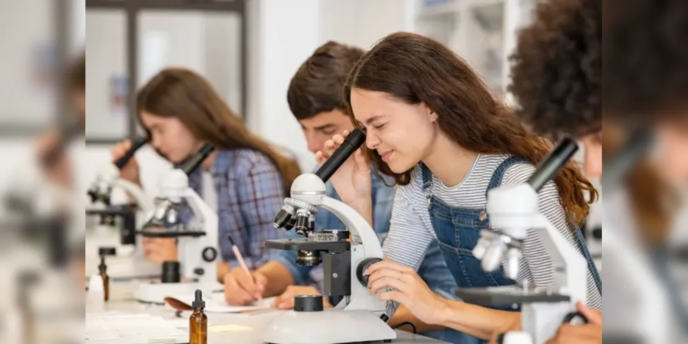 A habilitação do estudante elegível ao Pé-de-Meia será realizada mediante cruzamento de informações