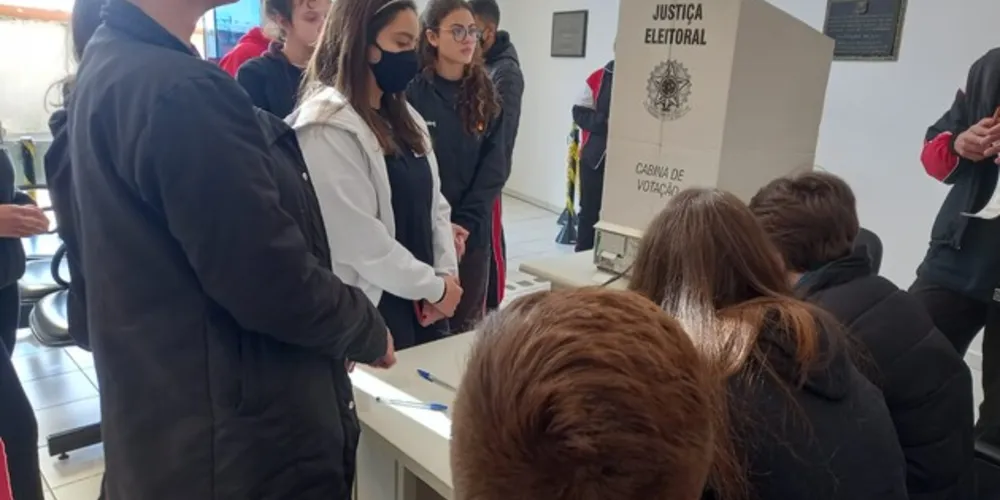 Programa incentiva adolescentes, entre 16 e 18 anos, para participação no processo eleitoral oficial