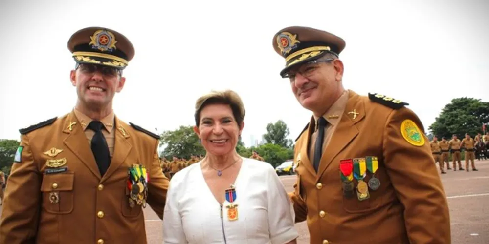 Ao centro a prefeita de Ponta Grossa, Elizabeth Schmidt