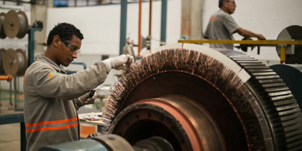 O setor que teve mais contratações em janeiro foi a indústria