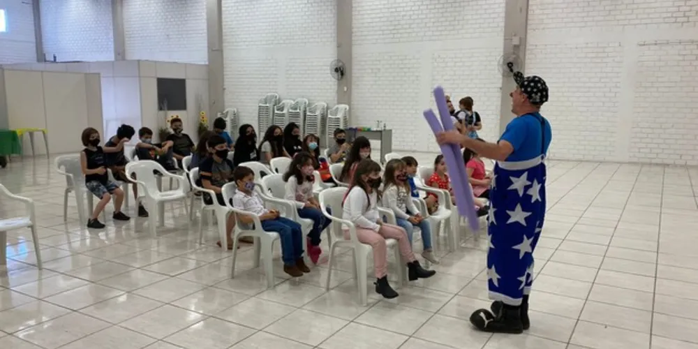 O objetivo é proporcionar uma experiência lúdica e cultural para as crianças