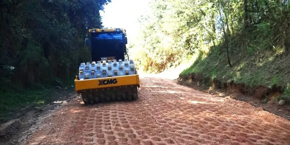 Serão executados rotineiramente os serviços de regularização de leito/patrolamento, entre outros