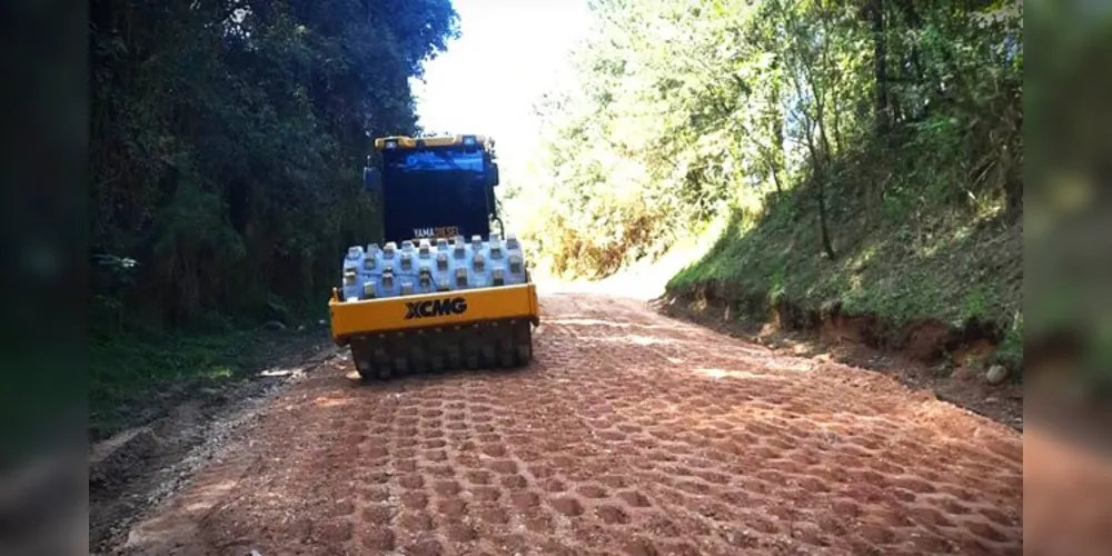 Serão executados rotineiramente os serviços de regularização de leito/patrolamento, entre outros