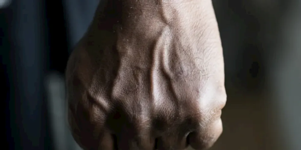 Idosa deu um soco no rosto do suspeito de realizar o crime