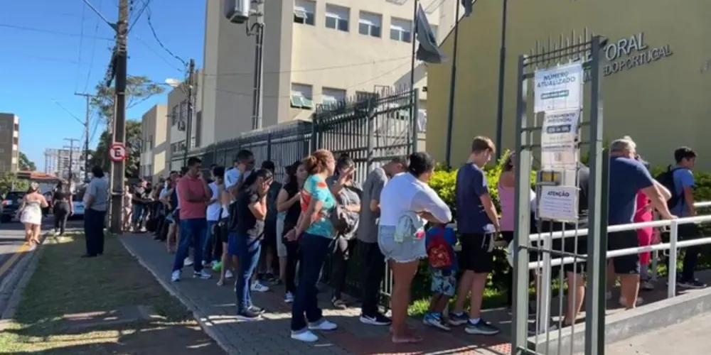 Uma grande fila se formou durante a tarde desta segunda-feira (6), no Fórum Eleitoral de Ponta Grossa