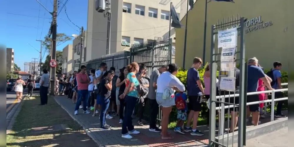 Uma grande fila se formou durante a tarde desta segunda-feira (6), no Fórum Eleitoral de Ponta Grossa