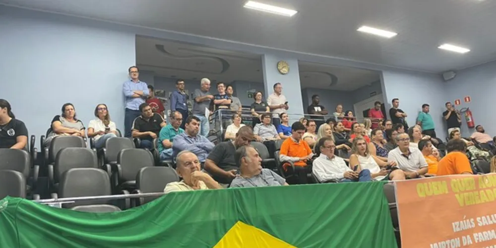 Muitas pessoas marcam presença na Casa de Leis da cidade