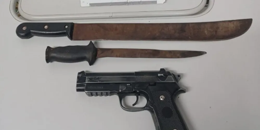 Equipe GAT apreendeu facão, faca e simulacro de pistola