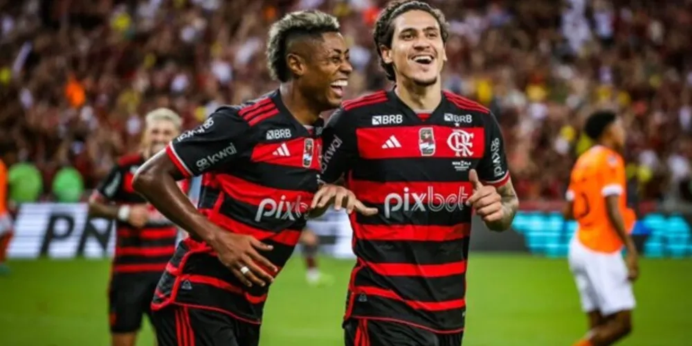 Pedro (foto/direita) marcou dois na vitória do Mengão