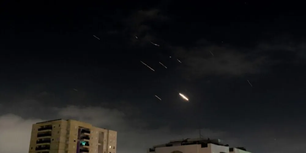 Irã lançou dezenas de drones militares em direção a Israel nesse sábado (13)