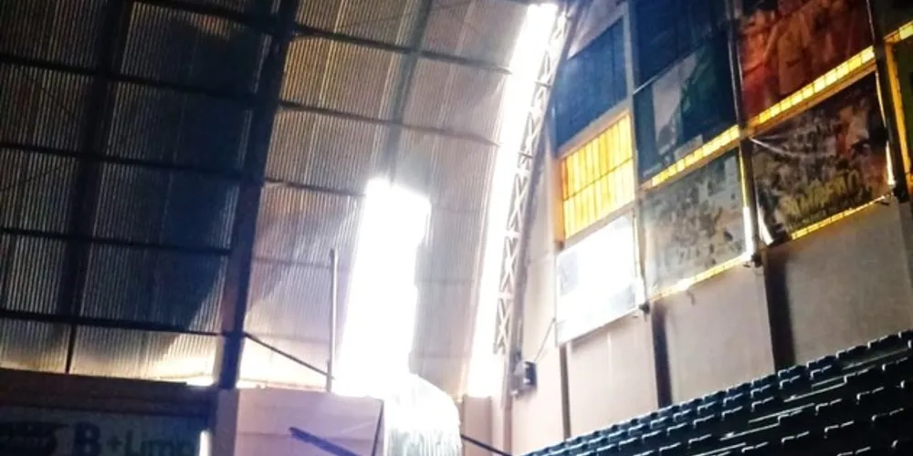 Parte do teto que se desprendeu é ao lado da rua Frederico Bahls