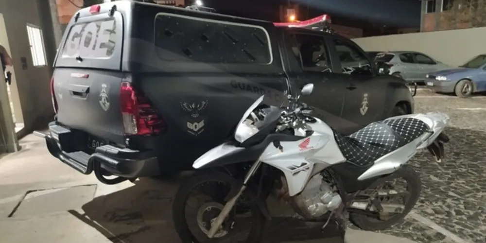 O condutor, um adolescente de 17 anos, e a motocicleta foram conduzidos a 13ª Subdivisão de Polícia (SDP) para providências cabíveis