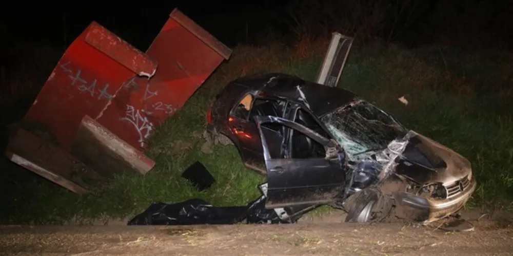 Acidente aconteceu na madrugada desta segunda-feira (08)