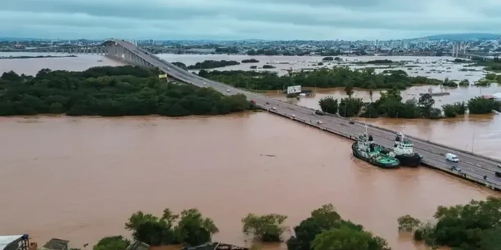 Os cinco estavam abraçados, no interior da casa