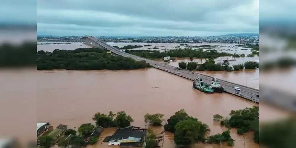 Os cinco estavam abraçados, no interior da casa