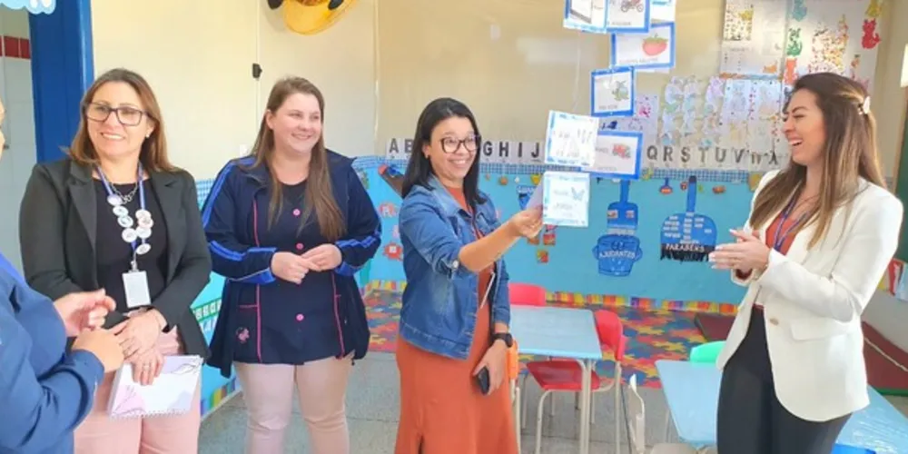 O grupo foi recebido por integrantes da Secretaria Municipal de Educação